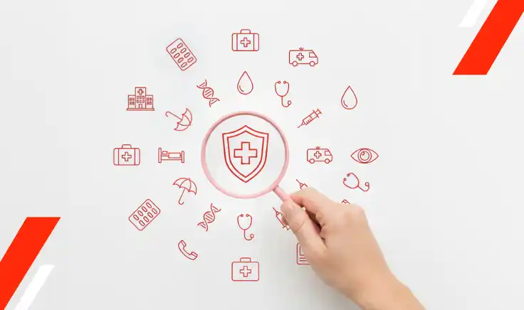 Mano sosteniendo una lupa sobre un ícono médico junto a fichas de madera con símbolos de salud, ilustrando la gerencia de servicios de salud y la gestión de la atención al paciente.