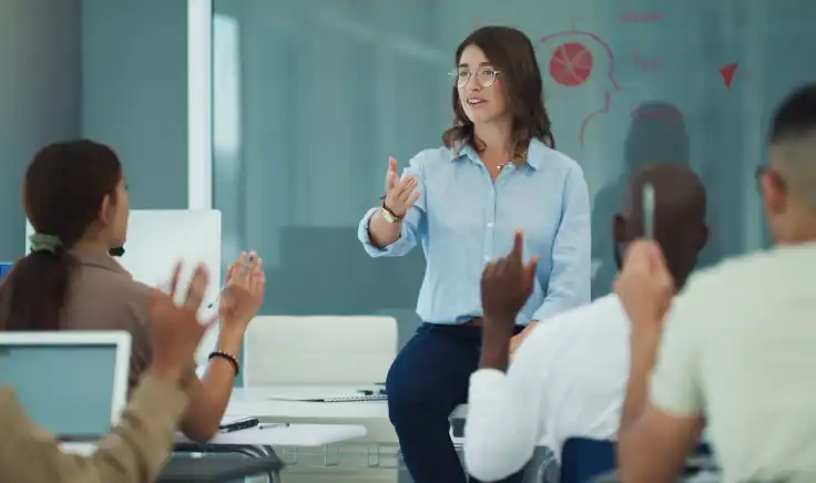 Una maestra da una conferencia a sus estudiantes en un aula de una comunidad peruana, promoviendo el liderazgo educativo.