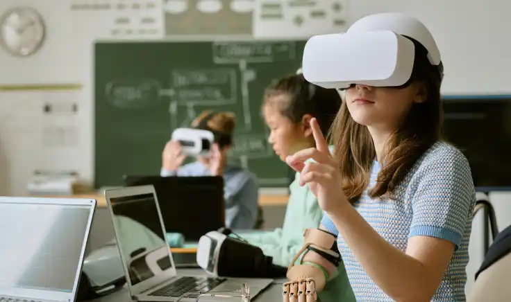 Ilustración que muestra una mano con lupa analizando una escuela, rodeada de elementos como un birrete de graduación, un diploma y un libro abierto, representando las tendencias educativas del 2026.